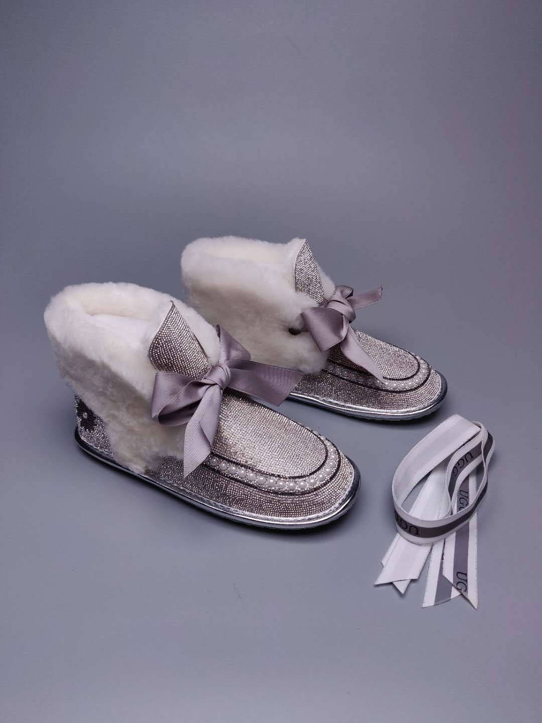 7888 Daisy Crystal Ribbon Boots – Silver White (In Stock)